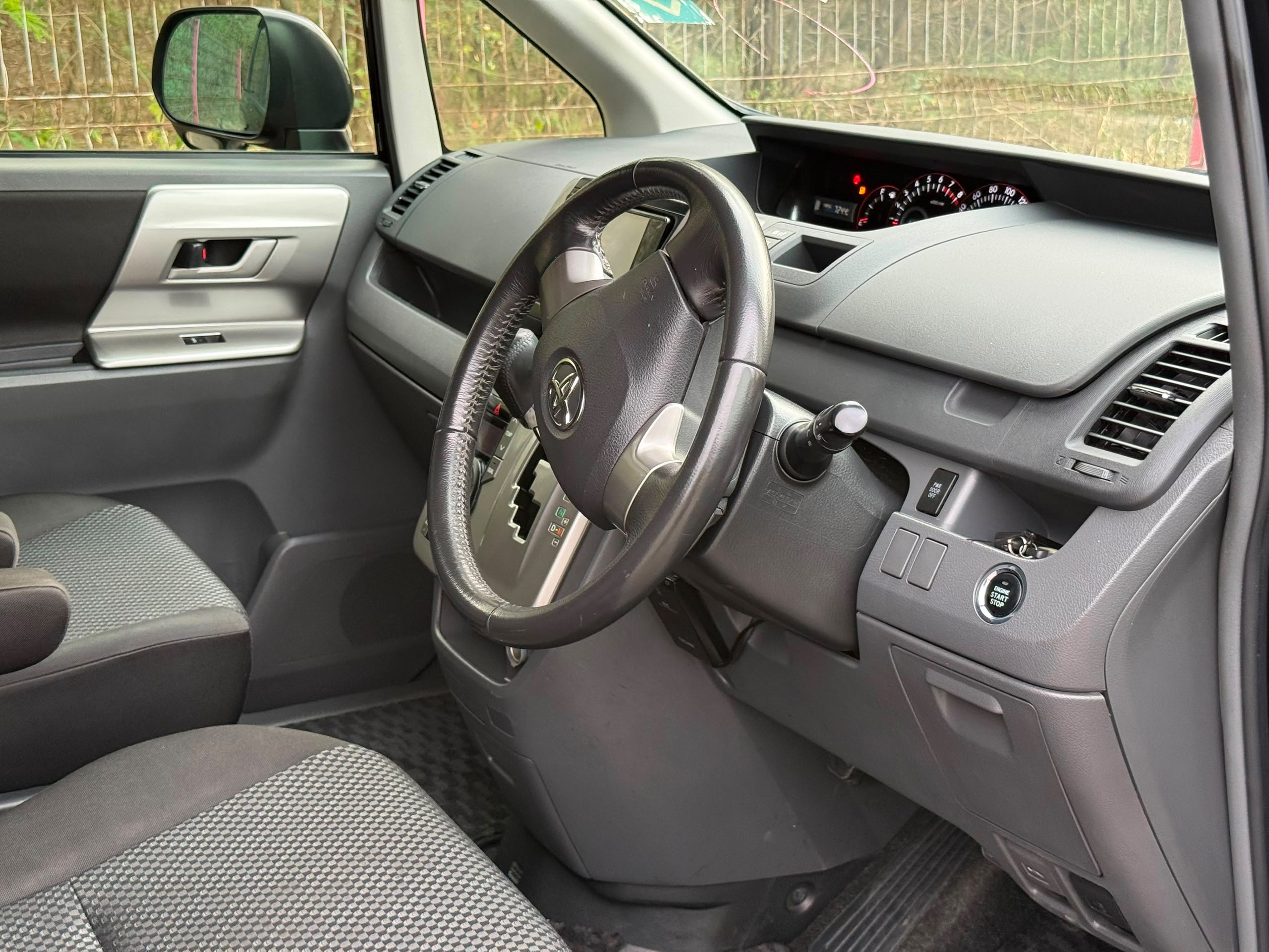 TOYOTA NOAH NEW MODEL thumbnail 6